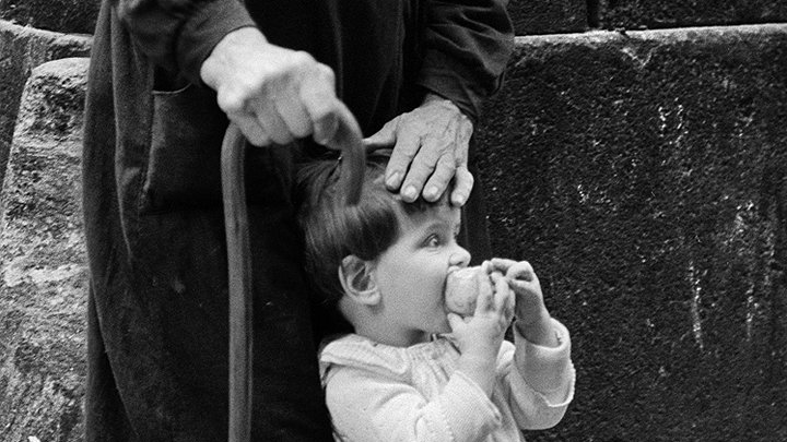 La mano protectora. Barrio de la Ribera, Barcelona 1963 © Eugeni Forcano