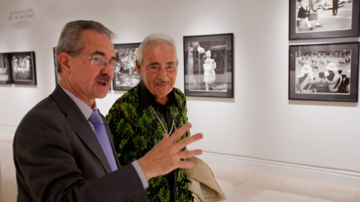 Daniel Giralt-Miracle, comisario de la exposición, y Eugeni Forcano durante la inauguración © David Serrano Pascual