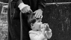 La mano protectora. Barrio de la Ribera, Barcelona 1963 © Eugeni Forcano