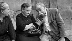 Confidencias. Catedral. Barcelona1966 © Eugeni Forcano