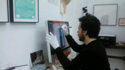 El artista trabajando en su estudio