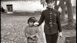 Chicucha y policía. Cuzco, 1924 © Martín Chambi