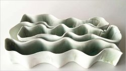 Isabel Barbaformosa. Olas 3. (3 piezas). Porcelana. 1260 ° C. 25 × 33 × 8,5 cm