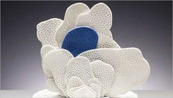 María Bofill. Manat de núvols. Porcelana y engobes. 24 × 24 × 24 cm. 2009-2013